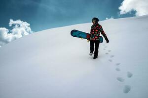 meisje snowboarder geniet winter sport foto