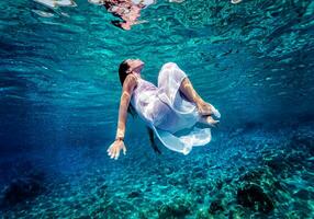 prachtig vrouw dansen onderwater- foto