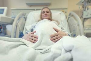 zwanger vrouw in de prenataal kliniek foto