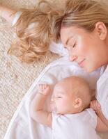 pasgeboren kind slapen met mam foto
