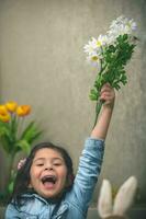 opgewonden baby meisje met bloemen foto