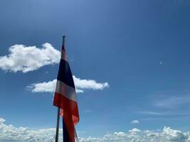 Thailand vlag uitstekend Aan blauw lucht achtergrond foto
