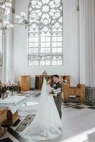 leven. deze is een groot Katholiek kerk, de hoofd attractie van de stad. interieur van de helder kerk, panorama van groot kolommen. de bruid en bruidegom Bij de bruiloft ceremonie, foto van de terug