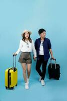 gelukkig Aziatisch mannetje en vrouw toeristen met koffers voor vakantie foto