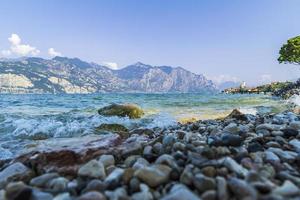 Gardameer en het historische centrum van Malcesine. foto