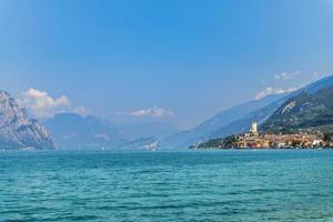 Gardameer en het historische centrum van Malcesine. foto