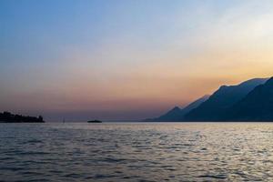 zonsondergang aan het gardameer. malcesine. foto