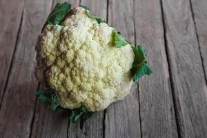 bloemkool groenten op houten achtergrond foto