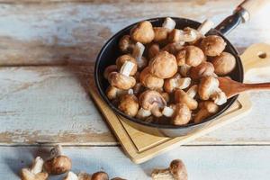 verse shiitake-paddenstoelen in een pan om te koken