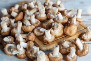 verse shiitake paddenstoelen op de houten keukentafel foto