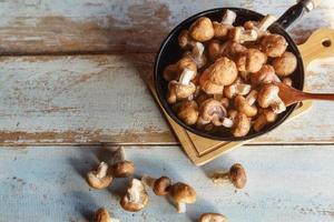 verse shiitake-paddenstoelen in een pan om te koken