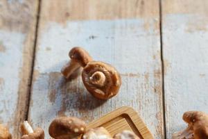 verse shiitake paddenstoelen op de houten keukentafel