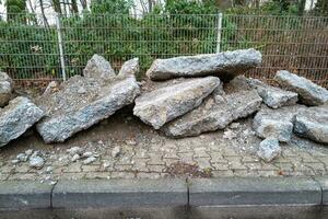 asfalt brokken Aan de langs de weg, bouw plaats foto