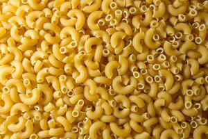 ongekookt chifferi rigati pasta. een culinaire canvas van chifferi rigati, creëren een levendig en getextureerde achtergrond voor fijnproever Koken. droog pasta. rauw macaroni - top visie, vlak leggen foto