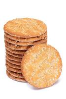 een stack van ronde zout crackers met sesam geïsoleerd Aan wit achtergrond. droog snacks - isolatie foto