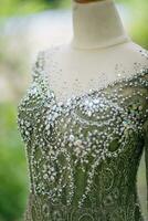 jurk details. groen bruiloft jurk Aan mannequin. foto