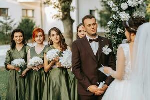 mooi bruiloft paar Aan de bruiloft herfst ceremonie. de ronde boog is versierd met wit bloemen foto