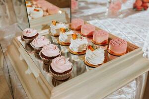 een heerlijk bruiloft. snoep bar voor een banket. viering concept. modieus desserts. tafel met snoepgoed, snoepjes. snoep bar in roze stijl foto