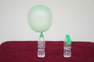 wetenschap experiment , opgeblazen ballonnen en vlak ballon Aan top van transparant test flessen. concept, wetenschap experiment over reactie van chemisch substantie. foto