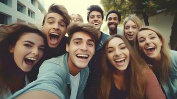 ai gegenereerd jong Universiteit mensen lachend samen in voorkant van de camera, groep van gelukkig vrienden hebben pret nemen selfie foto's met slim telefoons foto