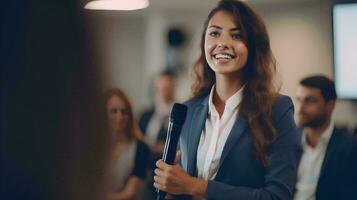 ai gegenereerd conferentie opleiding of aan het leren opleiding, bedrijf mensen bespreken nieuw strategieën, jong vrouw bedrijf trainer spreker in pak Holding microfoon geven presentatie met glimlachen foto