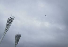 concept schot van de project licht gebouwd naar verlichten de stadion. buitenshuis foto