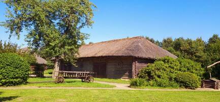 schot van de landelijk, oud hut Bij de Russisch dorp. concept foto