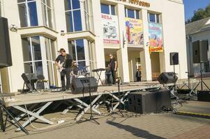 baranovichi, Wit-Rusland - 08.09.2023 - burgers verzameld in de in de stad centrum naar vieren dag van de stad. divers buitenshuis activiteiten. stad foto