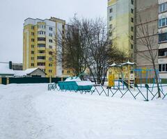 schot van de Sovjet tijdperk speelplaats in de klein landelijk Russisch stad. concept foto