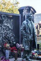 Moskou, Rusland - 08.06.2023 - gedenkteken naar de beroemd Sovjet Russisch artiest en acteur vjatsjslav Tikhonov Bij novodevitsj begraafplaats, geschiedenis foto