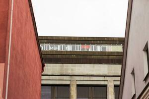 schot van de facade van een oud gebouw na regen. concept foto