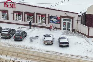 borst, Wit-Rusland - 11. 29.2023 - mannen schoonmaak omhoog de sneeuw van omgeving gedurende sneeuwval. stad foto