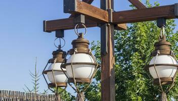 dichtbij omhoog schot van de decoratief lamp na. buitenshuis foto