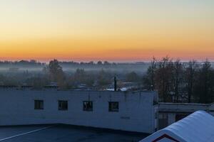 schot van de straat gedurende zonsopkomst uur. stedelijk foto