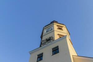 schot van de klok toren in de Europese stad. buitenshuis foto