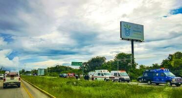 playa del carmen quintana roo Mexico 2023 echt auto ongeluk Botsing tussen bus en auto's snelweg Mexico. foto