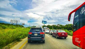 playa del carmen quintana roo Mexico 2023 echt auto ongeluk Botsing tussen bus en auto's snelweg Mexico. foto