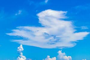 blauwe lucht met prachtige wolken op zonnige dag in mexico. foto