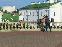 Minsk, Wit-Rusland - 14.10.2023 - model- poseren voor foto schieten in de centraal straat van de hoofdstad. stad