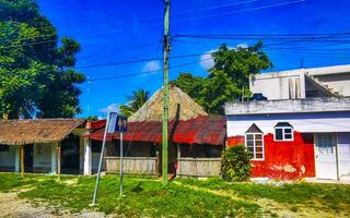 tulum quintan roo Mexico 2023 typisch kleurrijk straat weg verkeer auto's palmen van tulum Mexico. foto