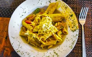wit bord van smakelijk pasta noedels maaltijd schotel voedsel Mexico. foto