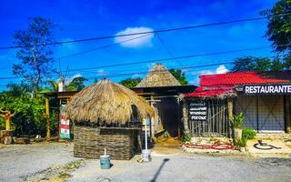 tulum quintan roo Mexico 2023 typisch kleurrijk straat weg verkeer auto's palmen van tulum Mexico. foto