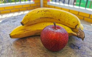 bananen en rood appel fruit Aan houten tafel in Mexico. foto