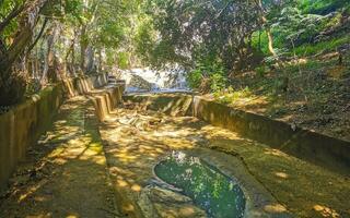 Open riolering systeem in de tropisch oerwoud bergen Mexico. foto