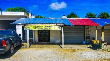 tulum quintan roo Mexico 2023 typisch kleurrijk straat weg verkeer auto's palmen van tulum Mexico. foto