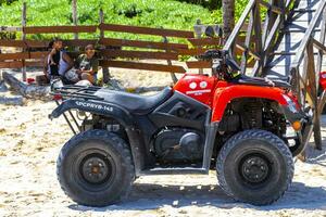 playa del carmen quintana roo Mexico 2023 badmeester met quad fiets Aan strand playa del carmen Mexico. foto