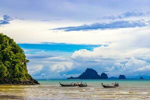 tropisch paradijs turkoois water strand lange staart boot krabi Thailand. foto