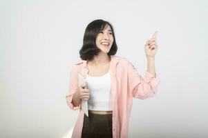 jong Aziatisch vrouw gebruik makend van tablet over- wit achtergrond, technologie concept foto