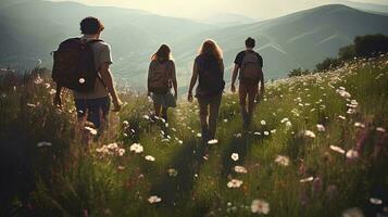 ai gegenereerd een groep van jong mensen wandelen samen beklimming een berg in zomer, wandelen door de gras en bloemen Aan een mooi heuvel, foto genomen van achter