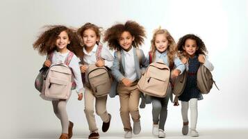 ai gegenereerd model- portret van een groep van kinderen draag- school- Tassen, met gelukkig uitdrukkingen, studio foto, geïsoleerd wit achtergrond foto
